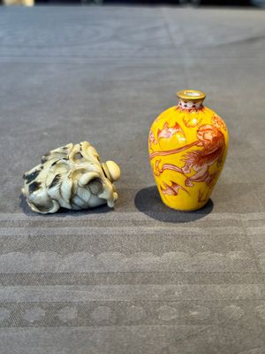 A Chinese jade snuff bottle and a yellow-ground iron-red snuff bottle, Daoguang mark, 19th C. — 照片 1