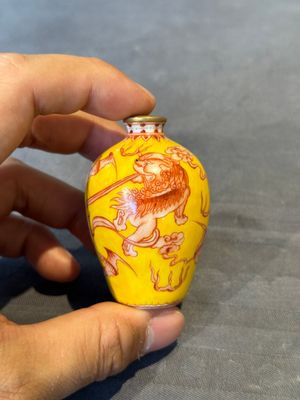A Chinese jade snuff bottle and a yellow-ground iron-red snuff bottle, Daoguang mark, 19th C. — 照片 2