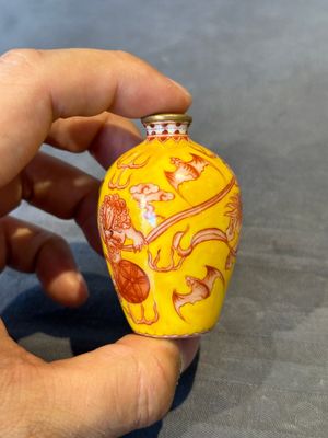 A Chinese jade snuff bottle and a yellow-ground iron-red snuff bottle, Daoguang mark, 19th C. — 照片 3