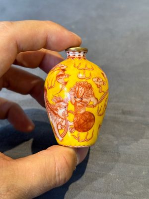 A Chinese jade snuff bottle and a yellow-ground iron-red snuff bottle, Daoguang mark, 19th C. — 照片 4