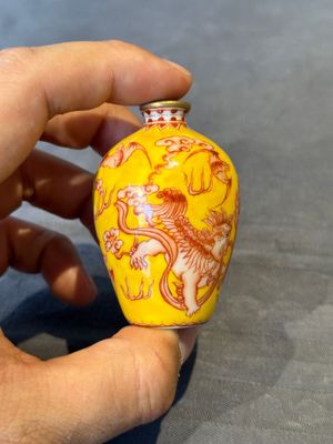 A Chinese jade snuff bottle and a yellow-ground iron-red snuff bottle, Daoguang mark, 19th C. — 照片 5
