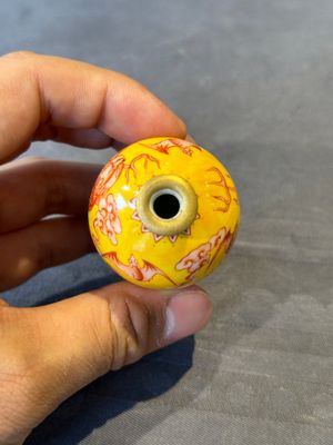 A Chinese jade snuff bottle and a yellow-ground iron-red snuff bottle, Daoguang mark, 19th C. — 照片 6