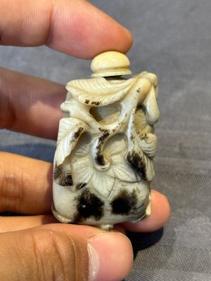 A Chinese jade snuff bottle and a yellow-ground iron-red snuff bottle, Daoguang mark, 19th C. — 照片 10