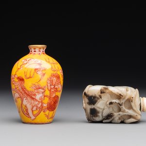 A Chinese jade snuff bottle and a yellow-ground iron-red snuff bottle, Daoguang mark, 19th C. — 照片 1