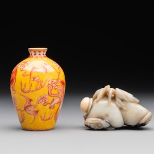 A Chinese jade snuff bottle and a yellow-ground iron-red snuff bottle, Daoguang mark, 19th C. — 照片 3
