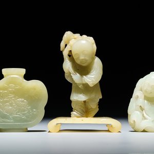 A Chinese jade snuff bottle and two figures of boys, 19/20th C. — photo 1
