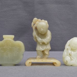 A Chinese jade snuff bottle and two figures of boys, 19/20th C. — photo 11