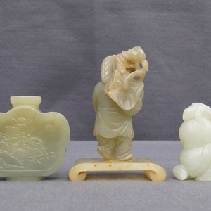 A Chinese jade snuff bottle and two figures of boys, 19/20th C. — photo 12