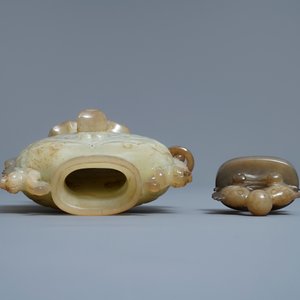 A Chinese jade 'twin fish' vase and a russet jade model of a dog, 19/20th C. — 照片 6
