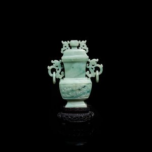 A Chinese jade vase and cover, Qing — 照片 1