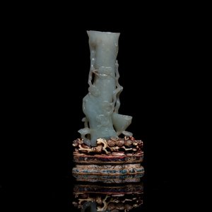 A Chinese jade vase on reticulated stand, Qing — 照片 1