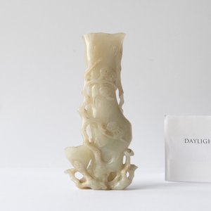 A Chinese jade vase on reticulated stand, Qing — 照片 11