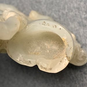 A Chinese jade vase on reticulated stand, Qing — 照片 15