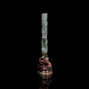 A Chinese jade vase on reticulated stand, Qing — 照片 3
