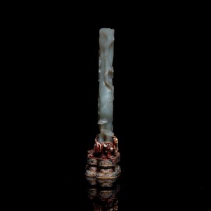 A Chinese jade vase on reticulated stand, Qing — 照片 4