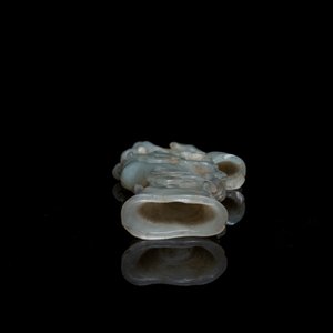 A Chinese jade vase on reticulated stand, Qing — 照片 10