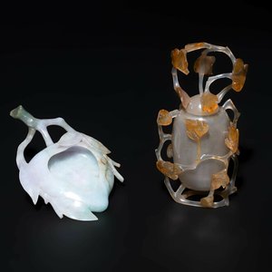 A Chinese jadeite brush washer in the form of a peach and an agate covered jar, 19th C. — photo 1