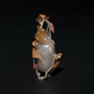 A Chinese jadeite brush washer in the form of a peach and an agate covered jar, 19th C. — photo 3