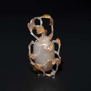 A Chinese jadeite brush washer in the form of a peach and an agate covered jar, 19th C. — photo 4