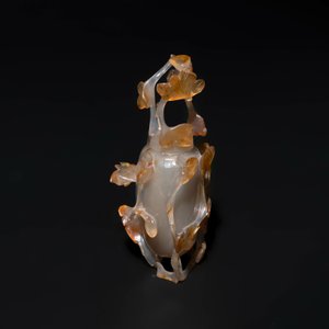 A Chinese jadeite brush washer in the form of a peach and an agate covered jar, 19th C. — photo 5