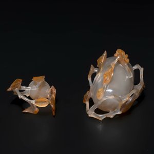 A Chinese jadeite brush washer in the form of a peach and an agate covered jar, 19th C. — photo 7