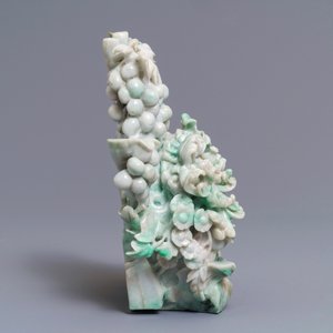 A Chinese jadeite carving of two cats among grapes and flowers, 20th C. — 照片 2