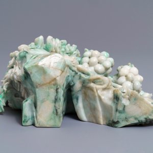 A Chinese jadeite carving of two cats among grapes and flowers, 20th C. — 照片 5