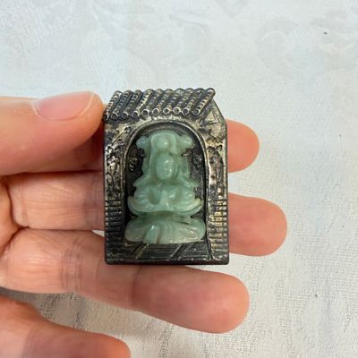 A Chinese jadeite-inlaid silver 'Guanyin' clip — photo 1