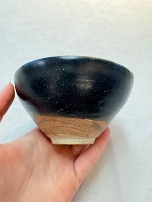 A Chinese Jizhou papercut resist-decorated 'plum blossom' bowl and a white-glazed bowl, Southern Song/Ming — foto 1