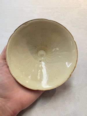 A Chinese Jizhou papercut resist-decorated 'plum blossom' bowl and a white-glazed bowl, Southern Song/Ming — foto 11