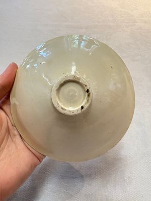 A Chinese Jizhou papercut resist-decorated 'plum blossom' bowl and a white-glazed bowl, Southern Song/Ming — foto 12