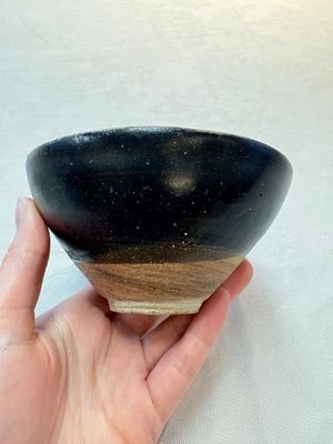 A Chinese Jizhou papercut resist-decorated 'plum blossom' bowl and a white-glazed bowl, Southern Song/Ming — foto 2