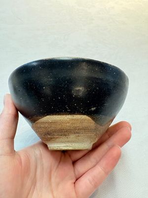 A Chinese Jizhou papercut resist-decorated 'plum blossom' bowl and a white-glazed bowl, Southern Song/Ming — foto 3