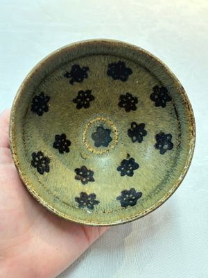 A Chinese Jizhou papercut resist-decorated 'plum blossom' bowl and a white-glazed bowl, Southern Song/Ming — foto 5