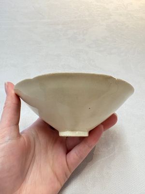 A Chinese Jizhou papercut resist-decorated 'plum blossom' bowl and a white-glazed bowl, Southern Song/Ming — foto 7