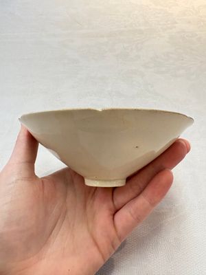 A Chinese Jizhou papercut resist-decorated 'plum blossom' bowl and a white-glazed bowl, Southern Song/Ming — foto 8