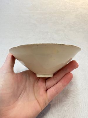 A Chinese Jizhou papercut resist-decorated 'plum blossom' bowl and a white-glazed bowl, Southern Song/Ming — foto 9