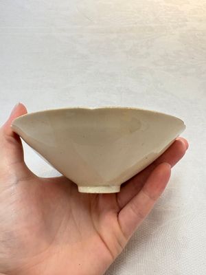 A Chinese Jizhou papercut resist-decorated 'plum blossom' bowl and a white-glazed bowl, Southern Song/Ming — foto 10
