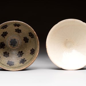 A Chinese Jizhou papercut resist-decorated 'plum blossom' bowl and a white-glazed bowl, Southern Song/Ming — foto 1