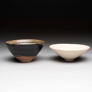 A Chinese Jizhou papercut resist-decorated 'plum blossom' bowl and a white-glazed bowl, Southern Song/Ming — foto 2