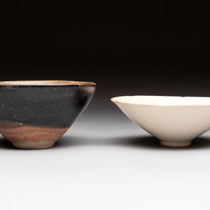 A Chinese Jizhou papercut resist-decorated 'plum blossom' bowl and a white-glazed bowl, Southern Song/Ming — foto 3