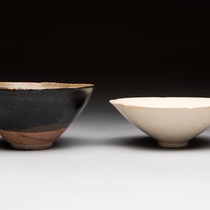 A Chinese Jizhou papercut resist-decorated 'plum blossom' bowl and a white-glazed bowl, Southern Song/Ming — foto 4