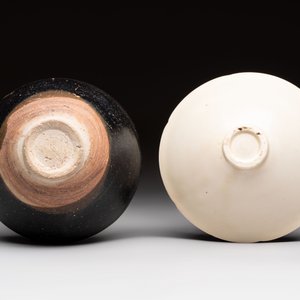 A Chinese Jizhou papercut resist-decorated 'plum blossom' bowl and a white-glazed bowl, Southern Song/Ming — foto 5