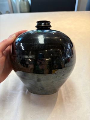 A Chinese Jizhou tortoiseshell-glazed tea bowl, a ewer and a black-glazed vase, Jin and later — foto 1