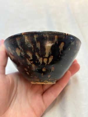 A Chinese Jizhou tortoiseshell-glazed tea bowl, a ewer and a black-glazed vase, Jin and later — foto 14