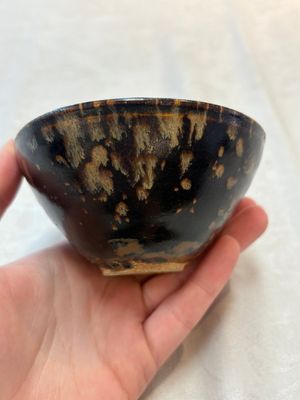 A Chinese Jizhou tortoiseshell-glazed tea bowl, a ewer and a black-glazed vase, Jin and later — foto 15
