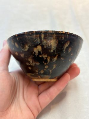 A Chinese Jizhou tortoiseshell-glazed tea bowl, a ewer and a black-glazed vase, Jin and later — foto 16