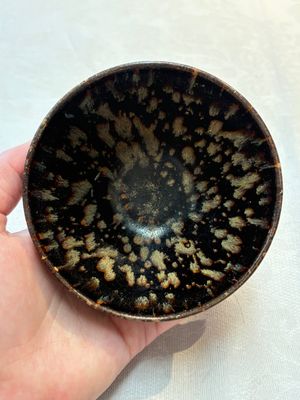 A Chinese Jizhou tortoiseshell-glazed tea bowl, a ewer and a black-glazed vase, Jin and later — foto 17