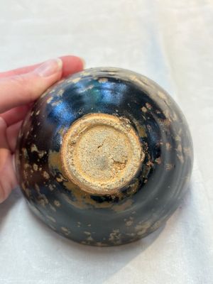 A Chinese Jizhou tortoiseshell-glazed tea bowl, a ewer and a black-glazed vase, Jin and later — foto 18