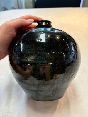 A Chinese Jizhou tortoiseshell-glazed tea bowl, a ewer and a black-glazed vase, Jin and later — foto 2